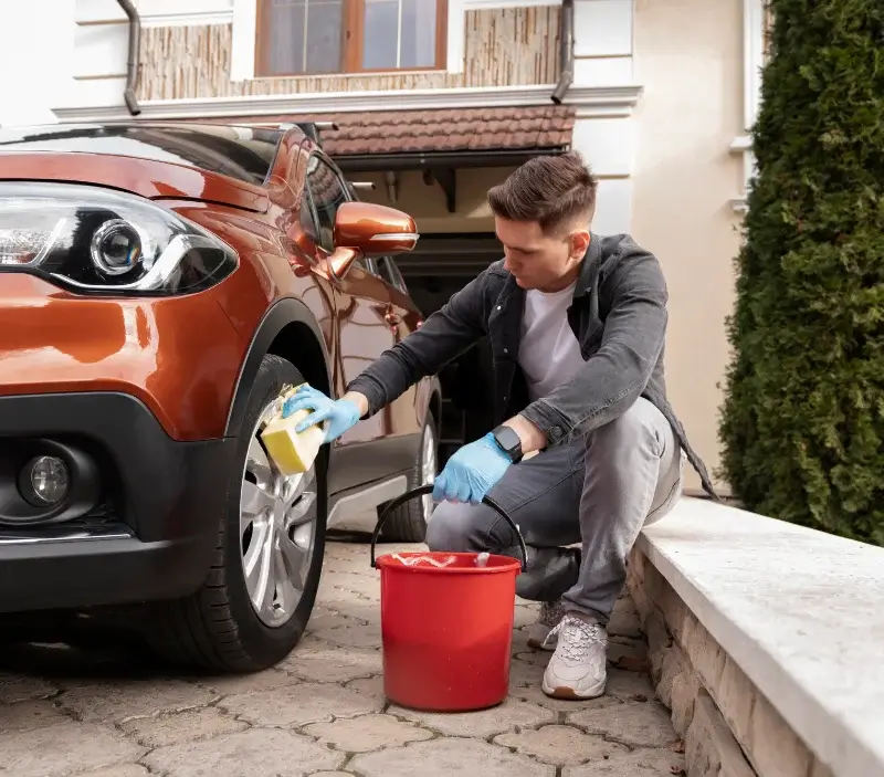 Lavage auto à domicile Grainville-Langannerie : professionnel intervenant sur un véhicule